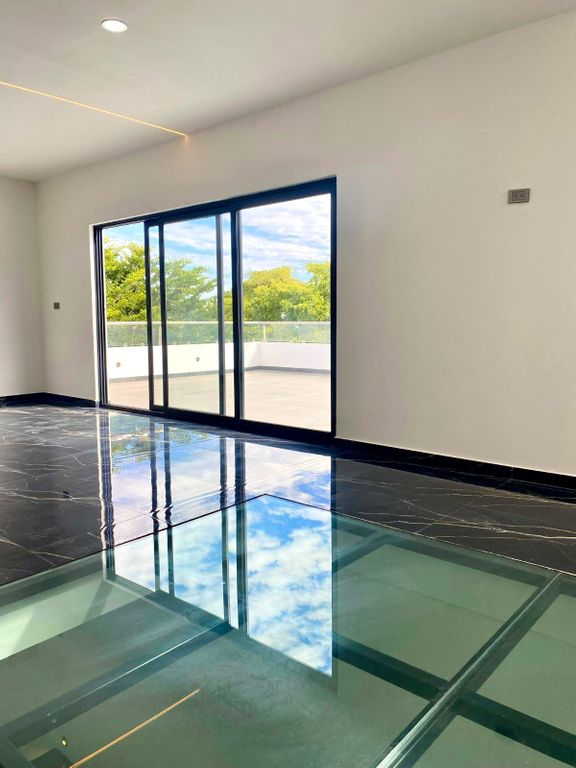 Residencia en Venta en Lomas del Boulevard | ¡Por debajo de avalúo! - Imagen ampliada 13